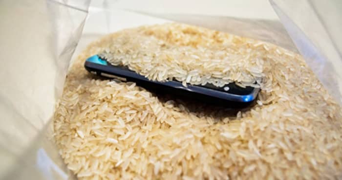 Сушим iPhone рисом